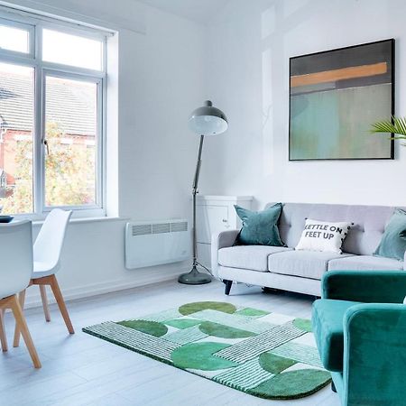 Modern 2 Bedroom Flat - 15 Minutes To Liverpool Birkenhead Eksteriør billede