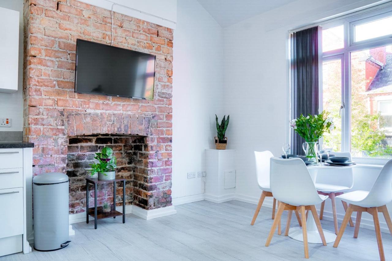 Modern 2 Bedroom Flat - 15 Minutes To Liverpool Birkenhead Eksteriør billede